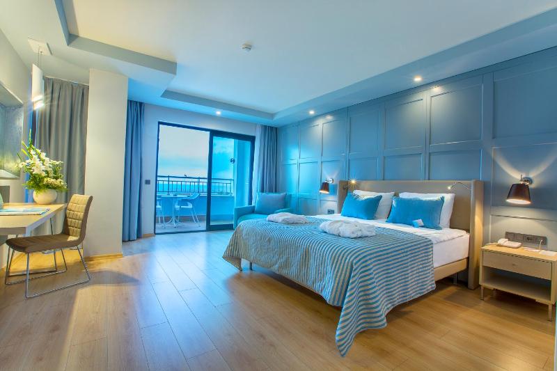 Double Room with Sea View image 3