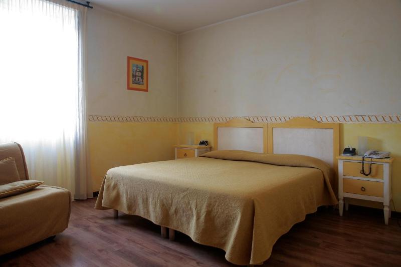 Triple Room with Lake View image 2