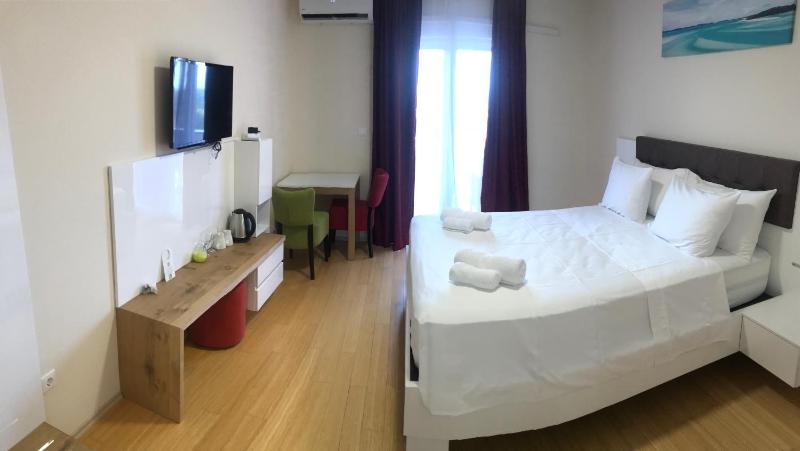 Deluxe Single Room with Balcony image 3