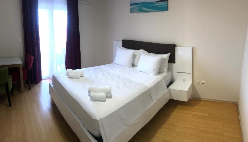 Deluxe Single Room with Balcony image 4
