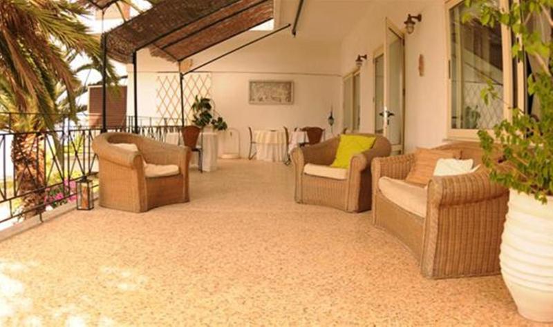 Akrotiri Hotel - image 15