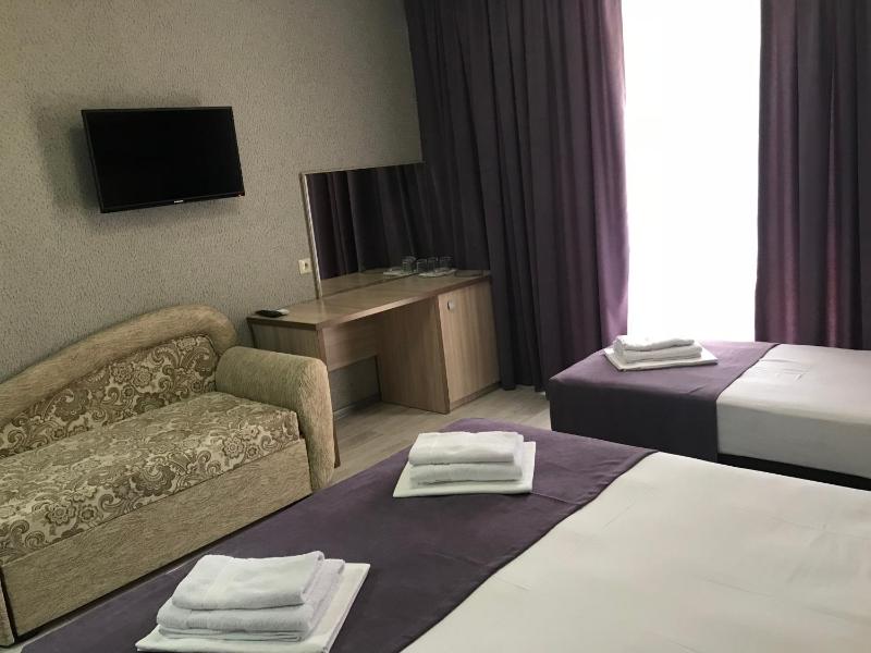Deluxe Quadruple Room image 2