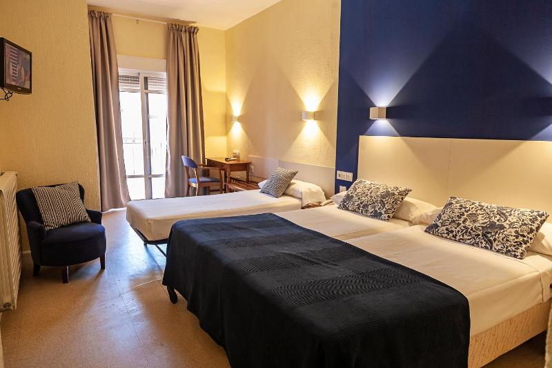 Superior Triple Room image 1