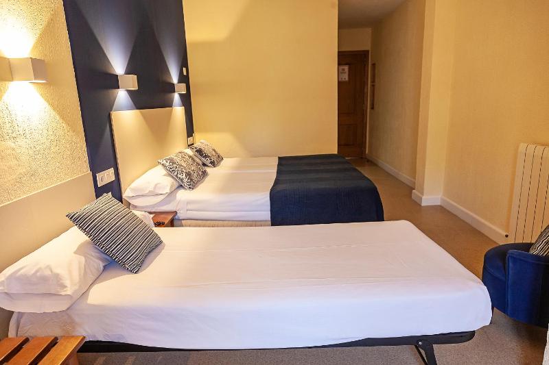 Superior Triple Room image 3