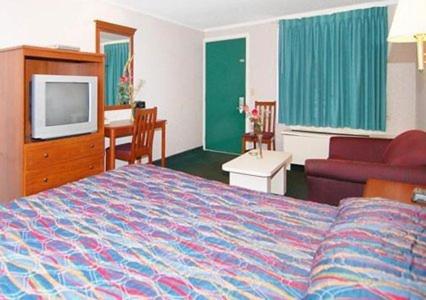King Room - Non-Smoking image 2