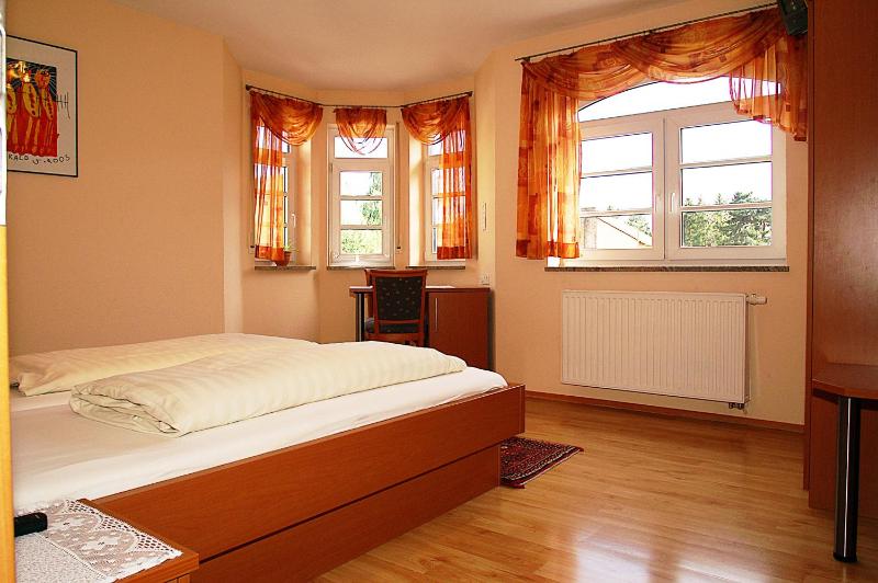 Single Room image 4