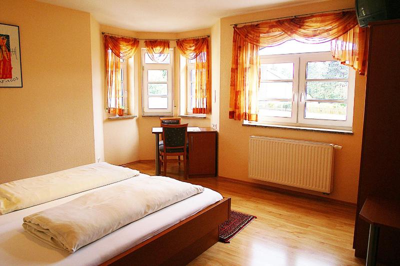 Single Room image 3