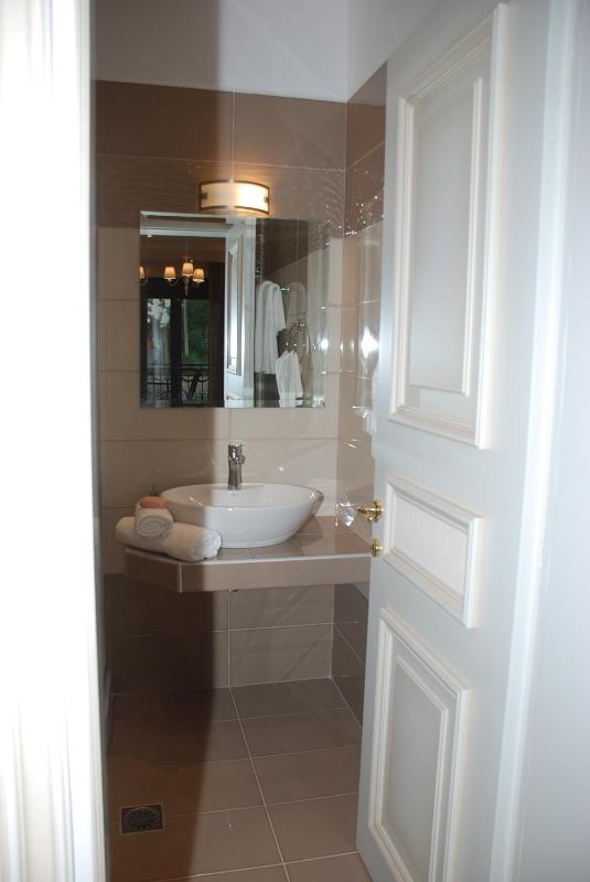 Deluxe Queen Suite image 3