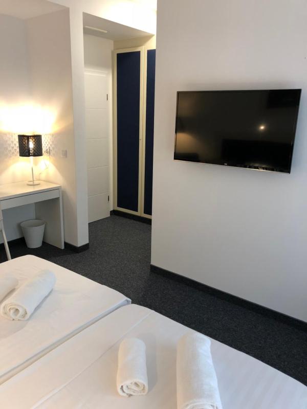 Twin Room with Terrace image 4