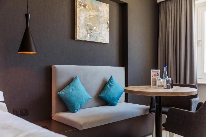 Comfort Twin Room with Sea View image 4