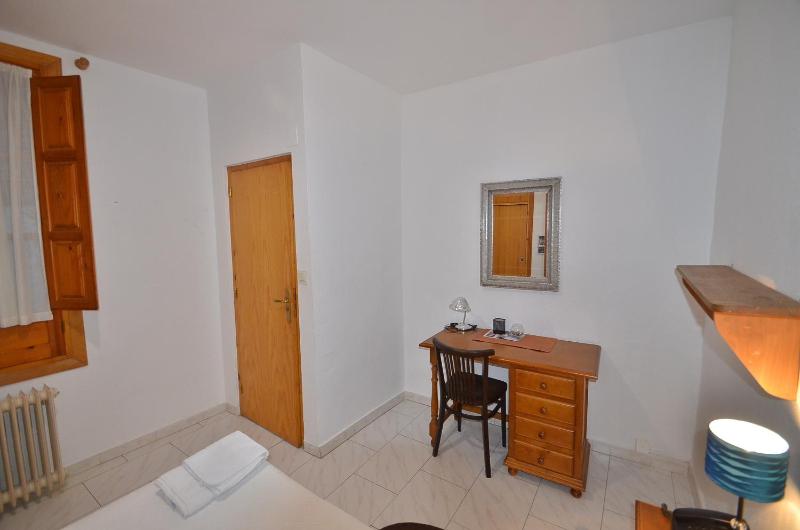 Single Room with Shared Bathroom image 1