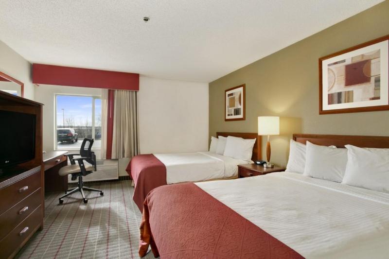 Queen Room with Two Queen Beds - Non-Smoking image 4