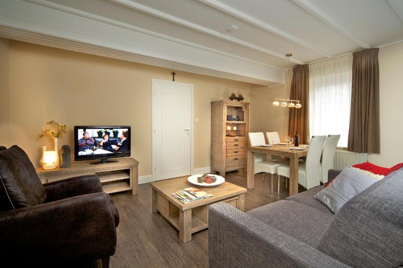 Family Room image 4