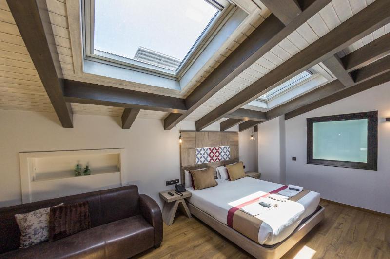 Double Room with Spa Bath image 3