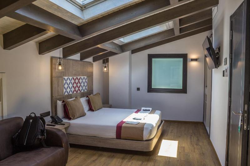 Double Room with Spa Bath image 4