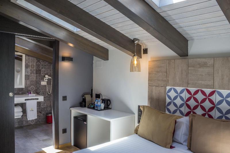 Deluxe Room (1 or 2 adults) image 3