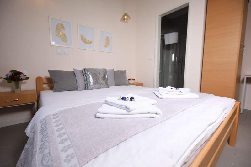 Triple Room with Lake View image 3