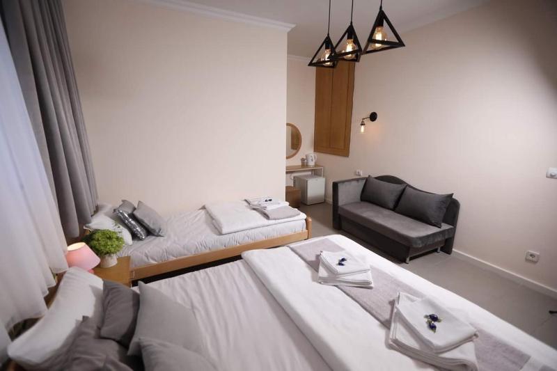 Deluxe Quadruple Room image 3