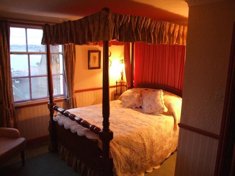 Double Room with Four Poster Bed and Sea View (4) image 2
