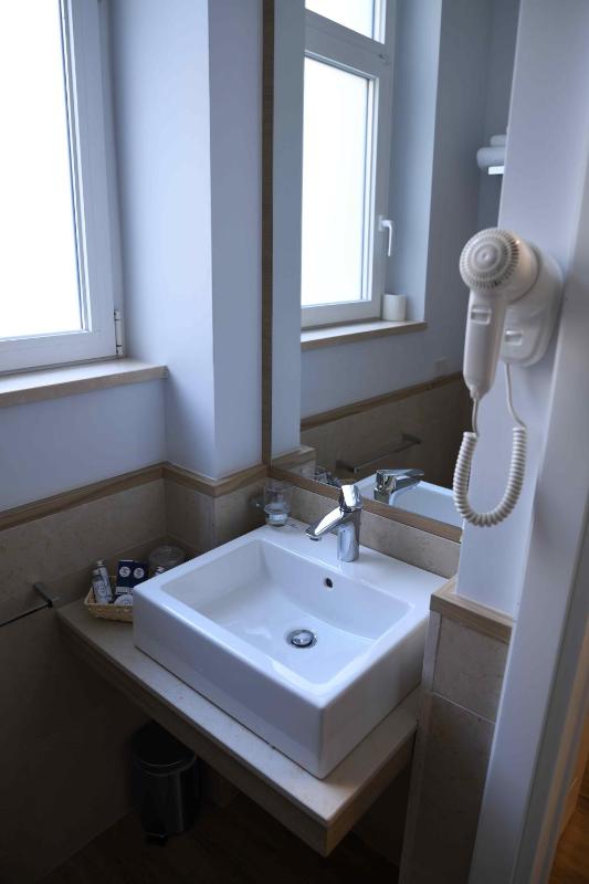 Economy Double Room image 4