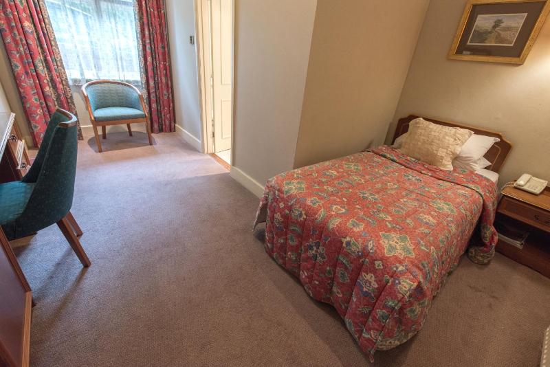 Classic Single Room image 4