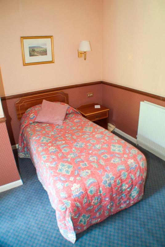 Classic Single Room image 3