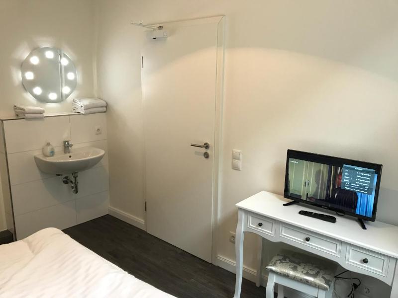 Single Room with Shared Bathroom image 2