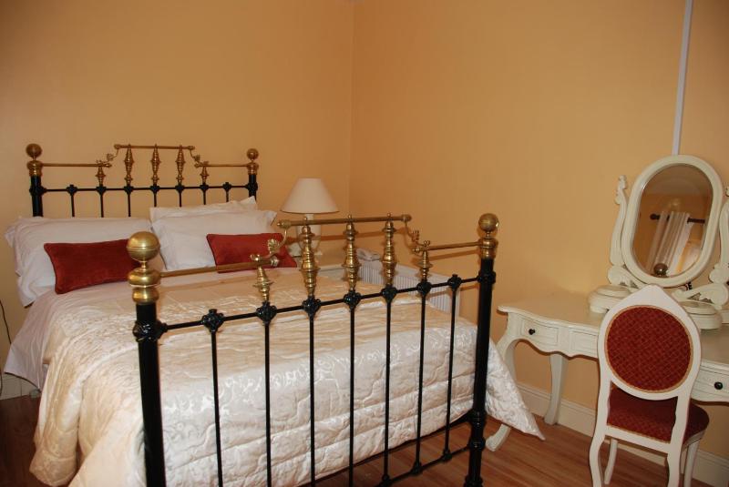 Small Double Room image 4