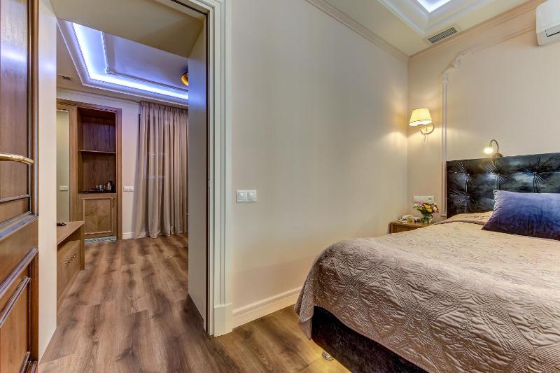Deluxe Suite with Spa Bath image 3