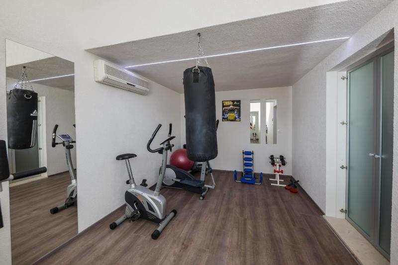 Villa Toni with 5 bedrooms and heated pool - image 10