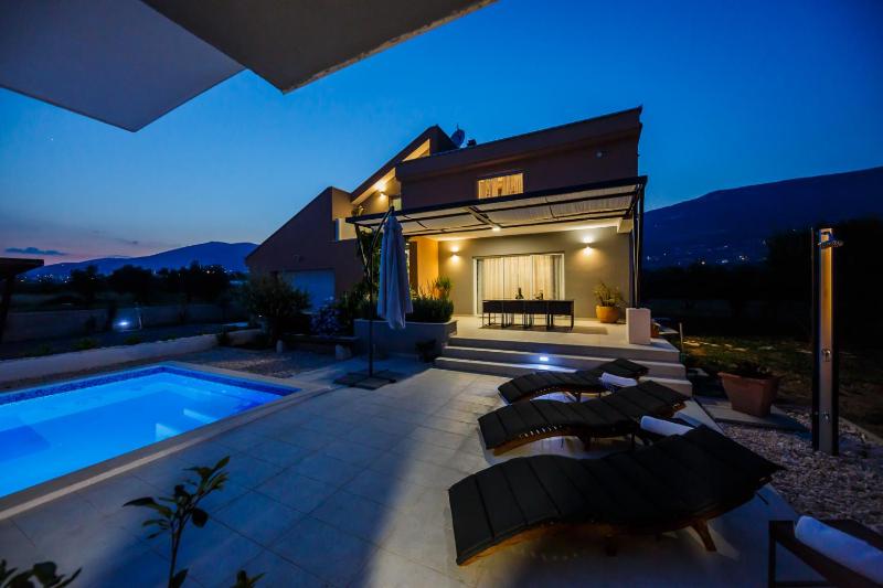 Villa Toni with 5 bedrooms and heated pool - image 25