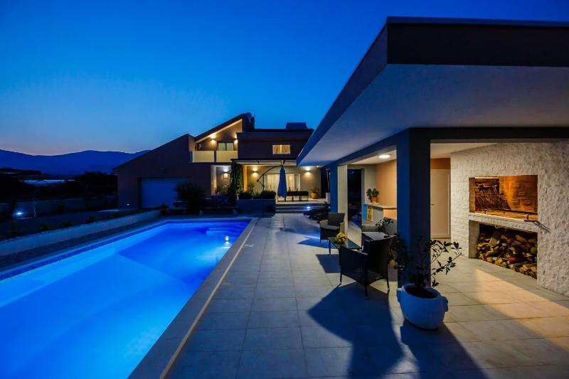 Villa Toni with 5 bedrooms and heated pool - image 38