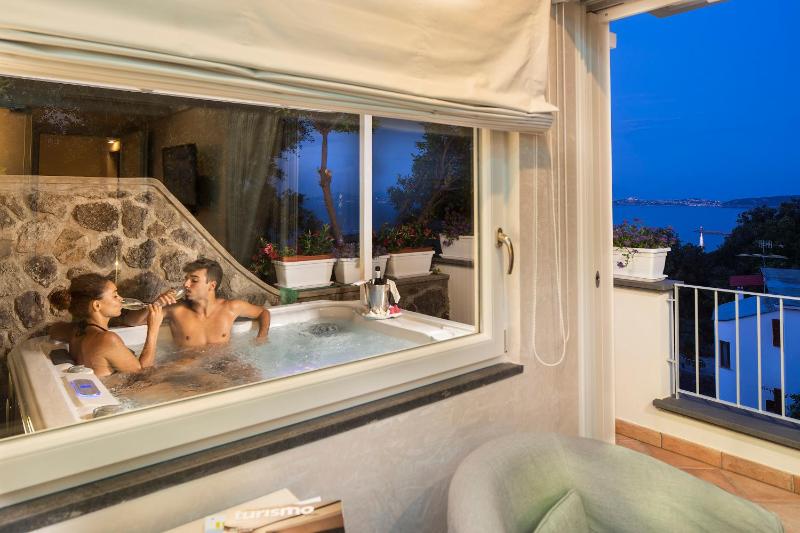 Deluxe Suite with Jacuzzi image 2