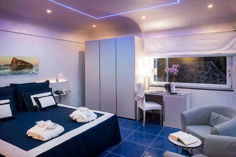 Deluxe Suite with Jacuzzi image 3