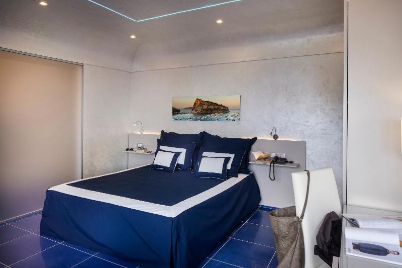 Deluxe Suite with Jacuzzi image 4