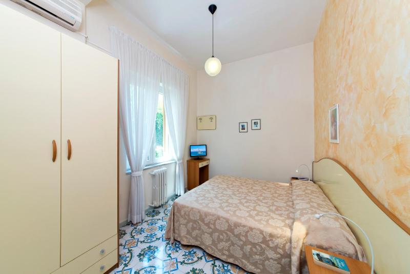Classic Double Room image 2
