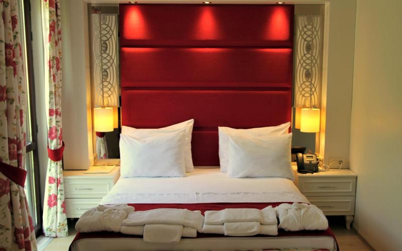 King Suite with Spa Bath image 4