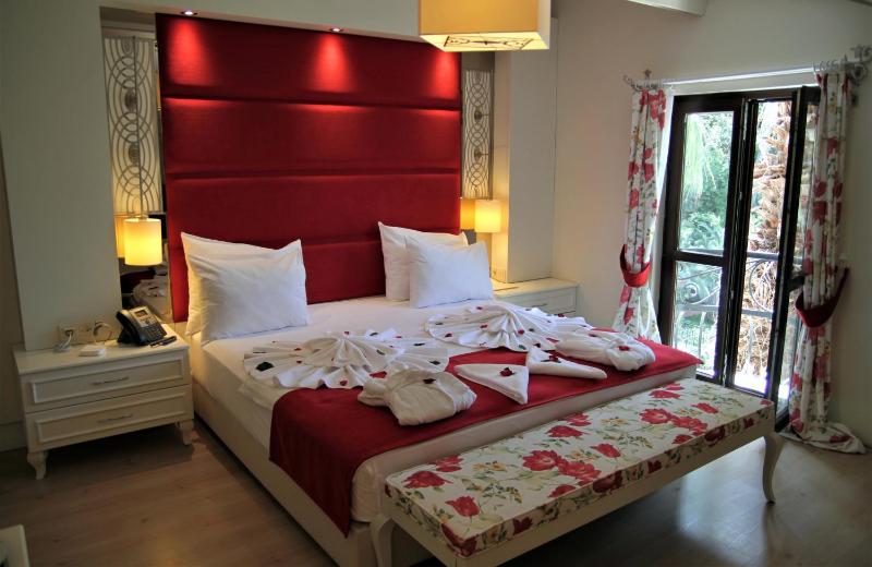 Queen Suite with Spa Bath image 4