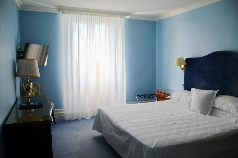Double Room with Sea View image 2