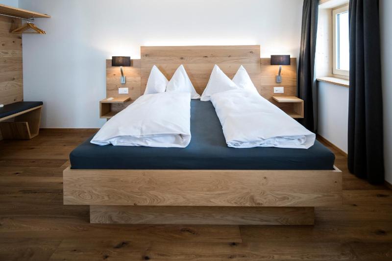 Deluxe Double Room with Balcony image 2