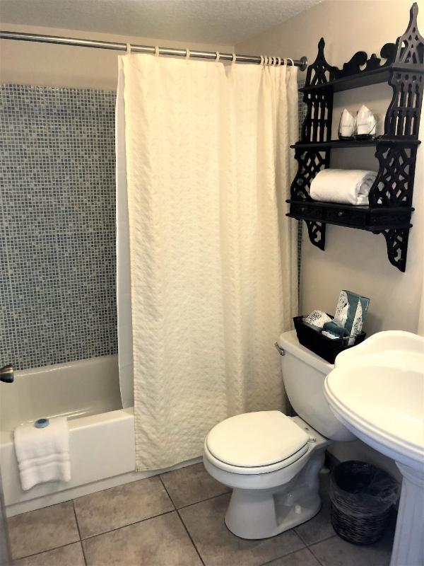 Deluxe King Room with Balcony image 2