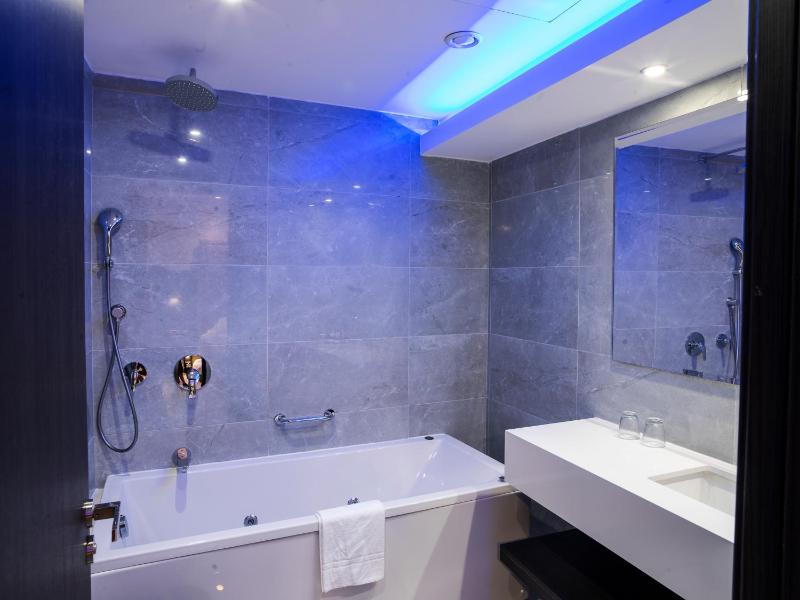 Suite with Spa Bath image 3