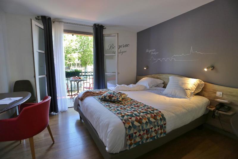 Superior Queen Room with Queen Bed and River View image 2