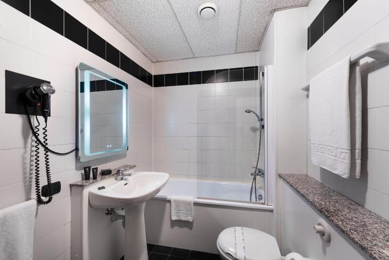 Standard Twin Room image 4