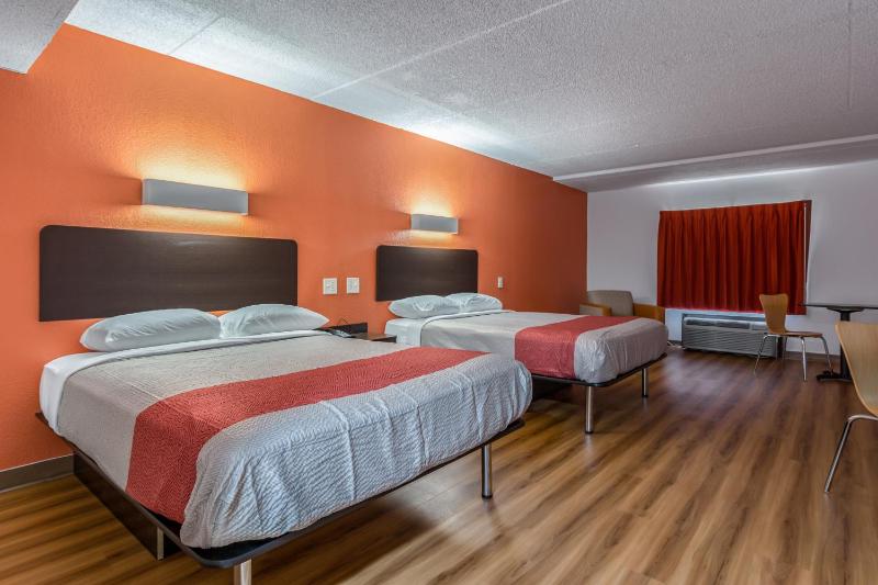 Queen Room with Two Queen Beds - Non-Smoking image 2