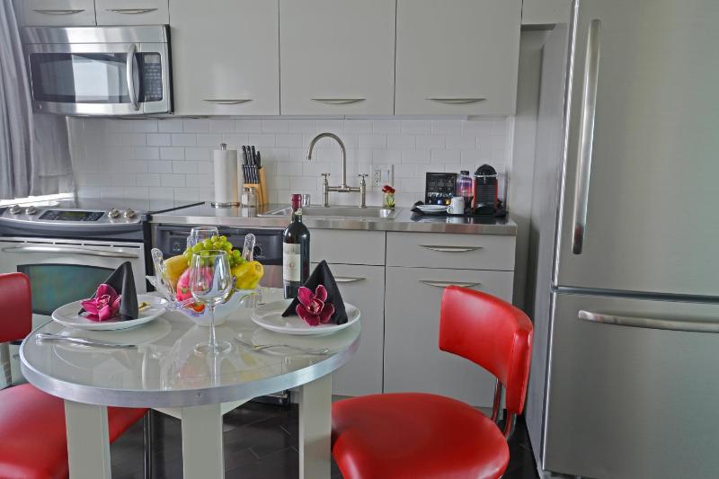One-Bedroom Suite with Kitchen image 1