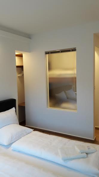 Deluxe Three-Bedroom Apartment image 4