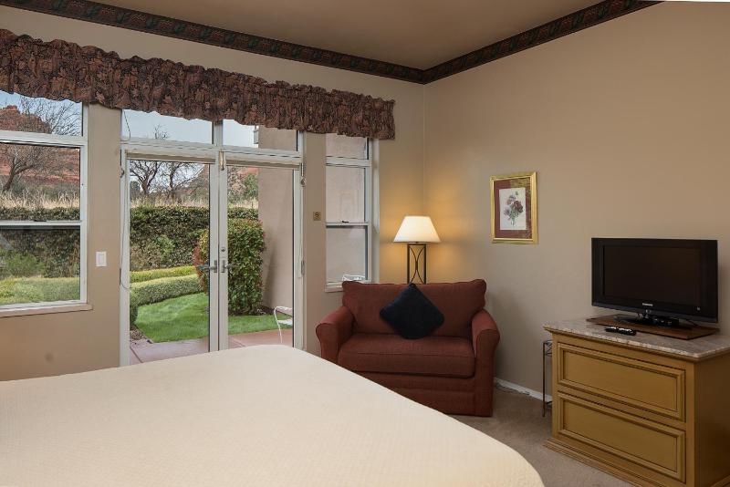 King Room - Gold Poppy image 3