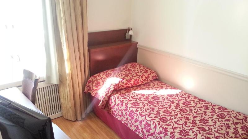 Standard Single Room image 3