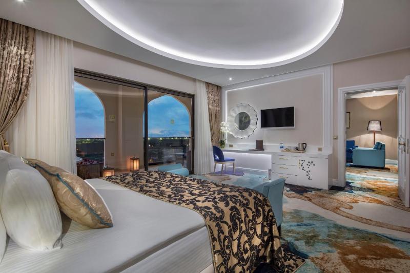 Deluxe King Suite image 2